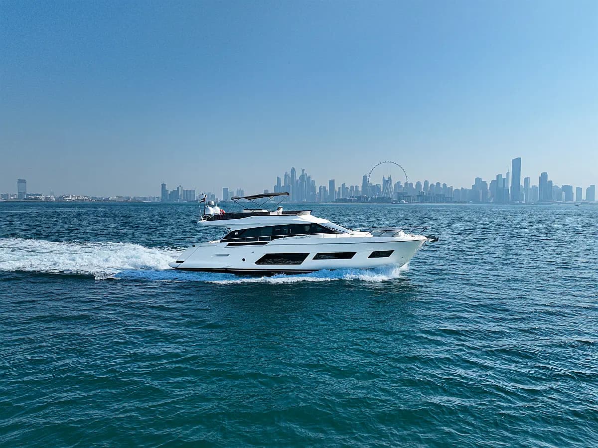Ferretti 670 Aquilla, частная яхта 66 футов для аренды в Дубае