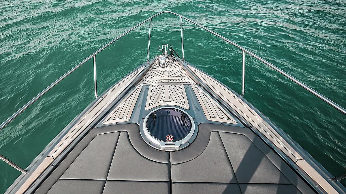Pershing 5X Zephyr — bow at sea