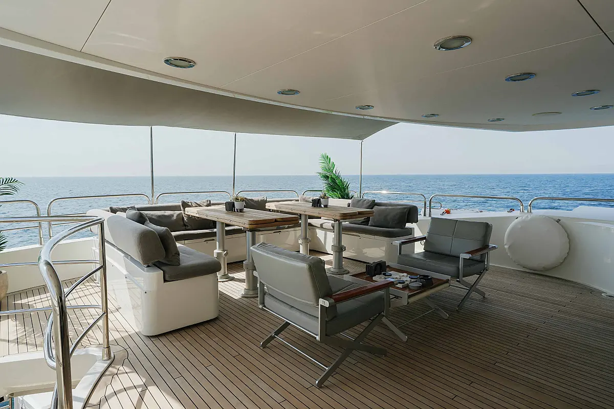 Sunseeker 40M Encore — deck lounge